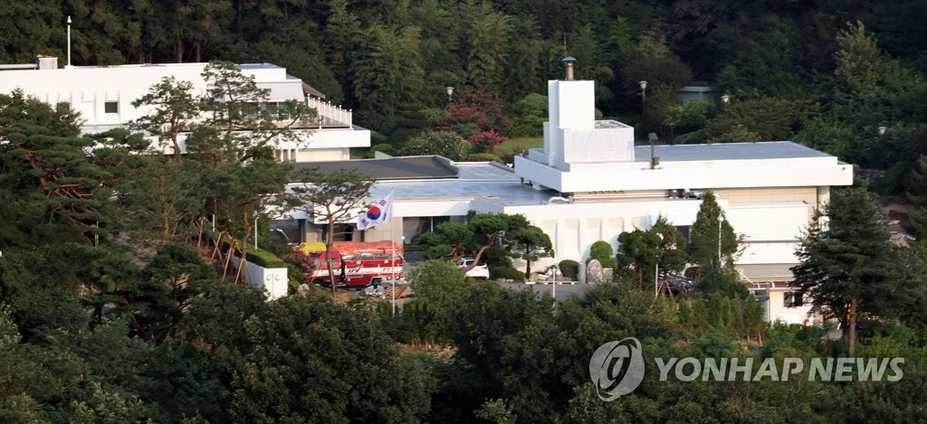 조경수로 가려진 대통령 관저
