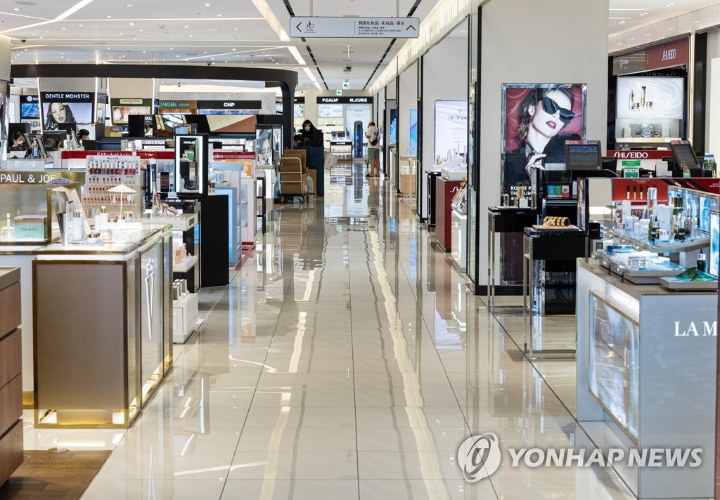 This photo taken on Aug. 23, 2022, shows a duty-free shop in central Seoul amid the spread of the omicron subvariant. (Yonhap)