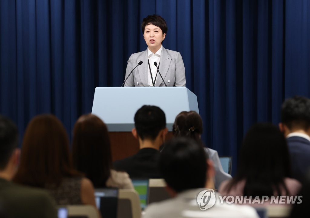 Yoon calls for countermeasures to falling exchange rate, widening trade deficit