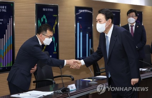 거시금융상황 점검회의 참석자들과 악수하는 윤 대통령