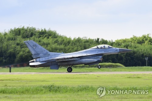 (2nd LD) S. Korean KF-16 jet crashes, pilot safely escapes: Air Force