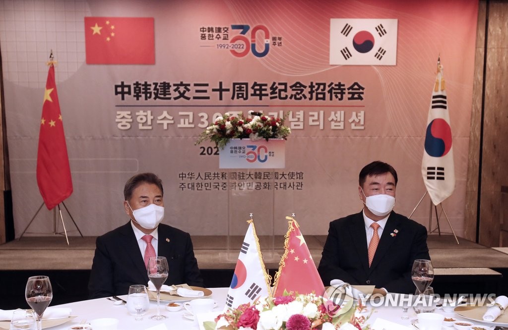 South Korean Foreign Minister Park Jin (L) and Chinese Ambassador to South Korea Xing Haiming attend a ceremony in Seoul on Aug. 24, 2022, to commemorate the 30th anniversary of the establishment of diplomatic ties between the two nations. (Pool photo) (Yonhap)