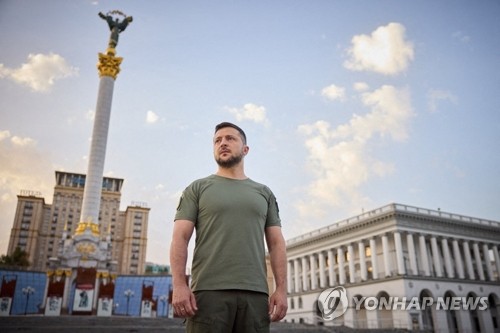 키이우 독립광장에 선 젤렌스키 우크라이나 대통령