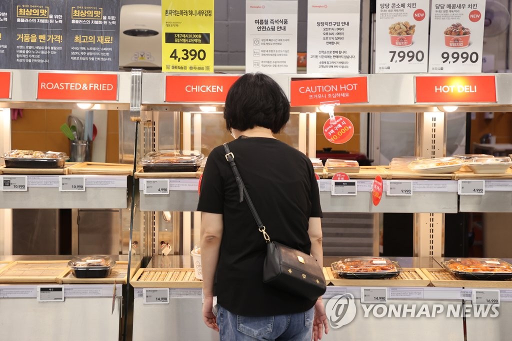 서울 시내 대형마트 즉석조리식품 판매대에서 시민이 장을 보고 있다. [연합뉴스 자료사진]
