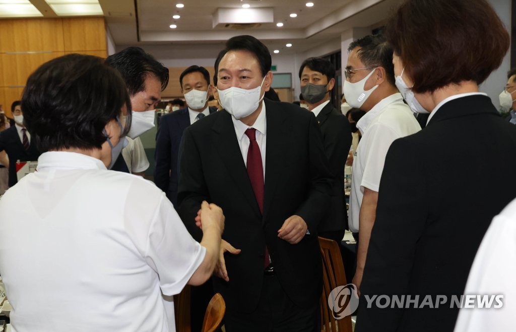 Le président Yoon Suk-yeol salue les députés du Parti du pouvoir du peuple (PPP) lors d'un séminaire des députés à Cheonan, dans la province du Chungcheong du Sud, le jeudi 25 août 2022. 