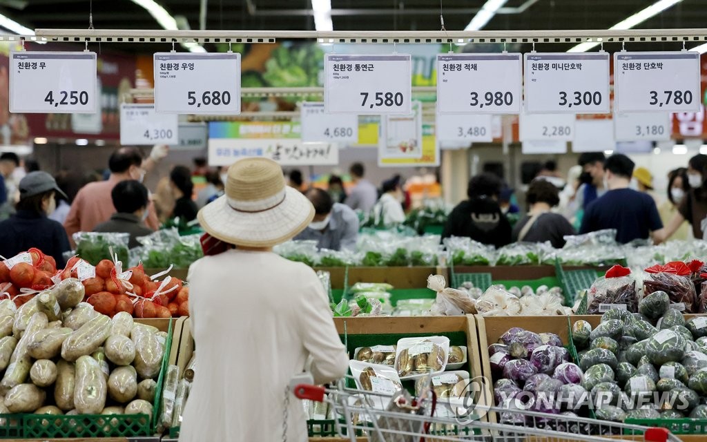 Citizens shop for vegetables at a discount store in Seoul on Aug. 28, 2022. (Yonhap)
