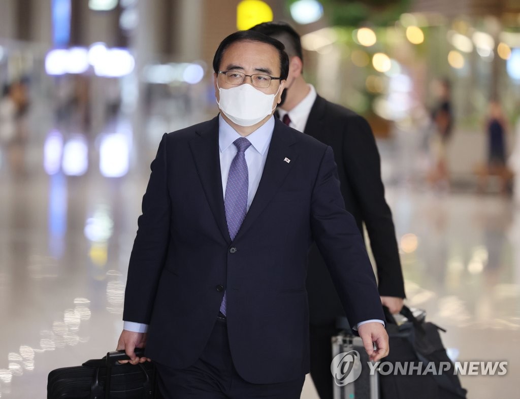 El asesor jefe de seguridad nacional, Kim Sung-han, parte hacia Hawái, el 31 de agosto de 2022, desde el Aeropuerto Internacional de Incheon, al oeste de Seúl.