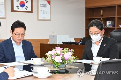 왼쪽부터 박완수 경남지사, 홍태용 김해시장
