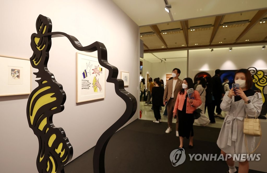 Visitors look at displays at the inaugural Frieze Seoul, a prestigious international contemporary art fair hosted by leading art platform Frieze, at COEX in Seoul on Sept. 2, 2022. (Yonhap)
