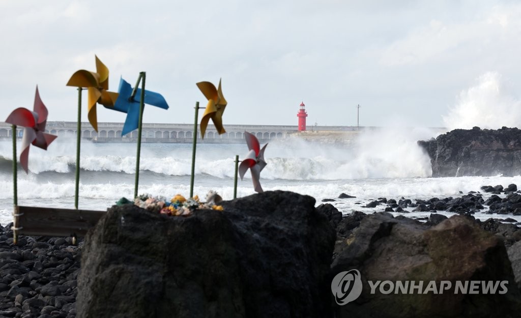 Waves crash against the coast of the southern island of Jeju on Sept. 4, 2022, as Typhoon Hinnamnor travels toward the Korean Peninsula. (Yonhap)