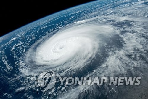 La imagen satelital, capturada, el 4 de septiembre de 2022, de la página web del Observatorio de la Tierra de la Administración Nacional de Aeronáutica y del Espacio de EE. UU. (NASA, según sus siglas en inglés), muestra el movimiento del tifón Hinnamnor el 31 de agosto. (Prohibida su reventa y archivo)