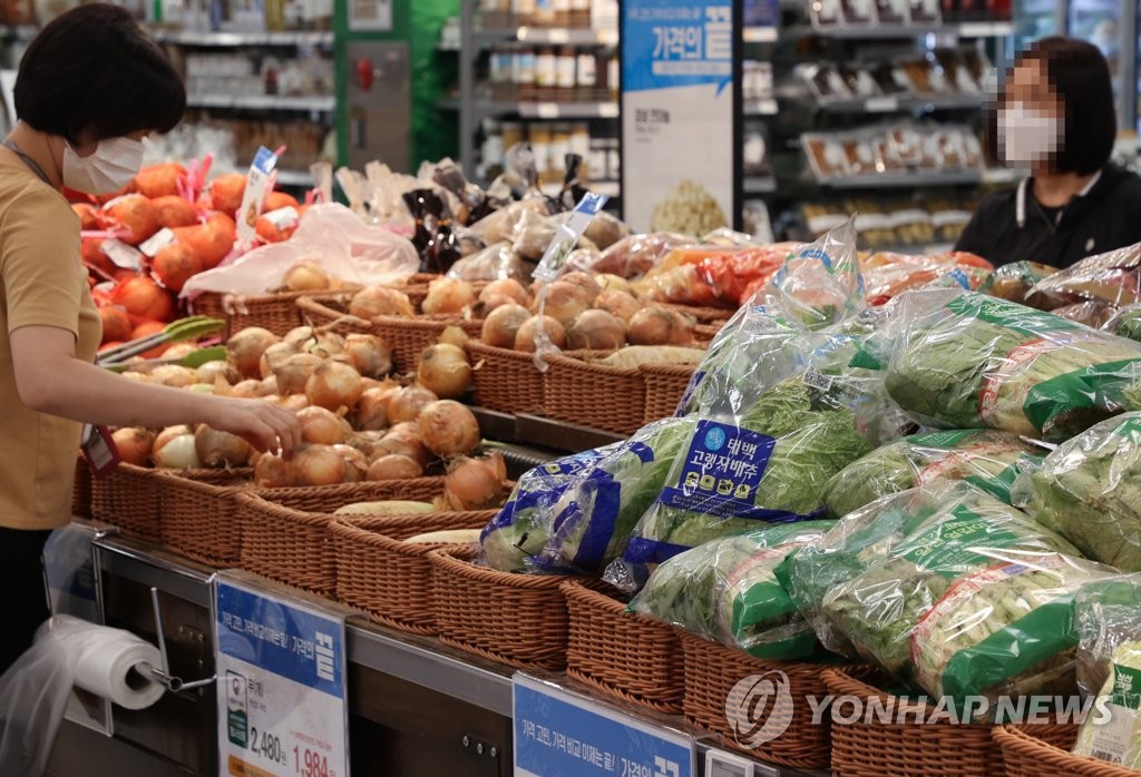 This photo, taken Sept. 5, 2022, shows people shopping for groceries at a discount store chain in Seoul. (Yonhap)