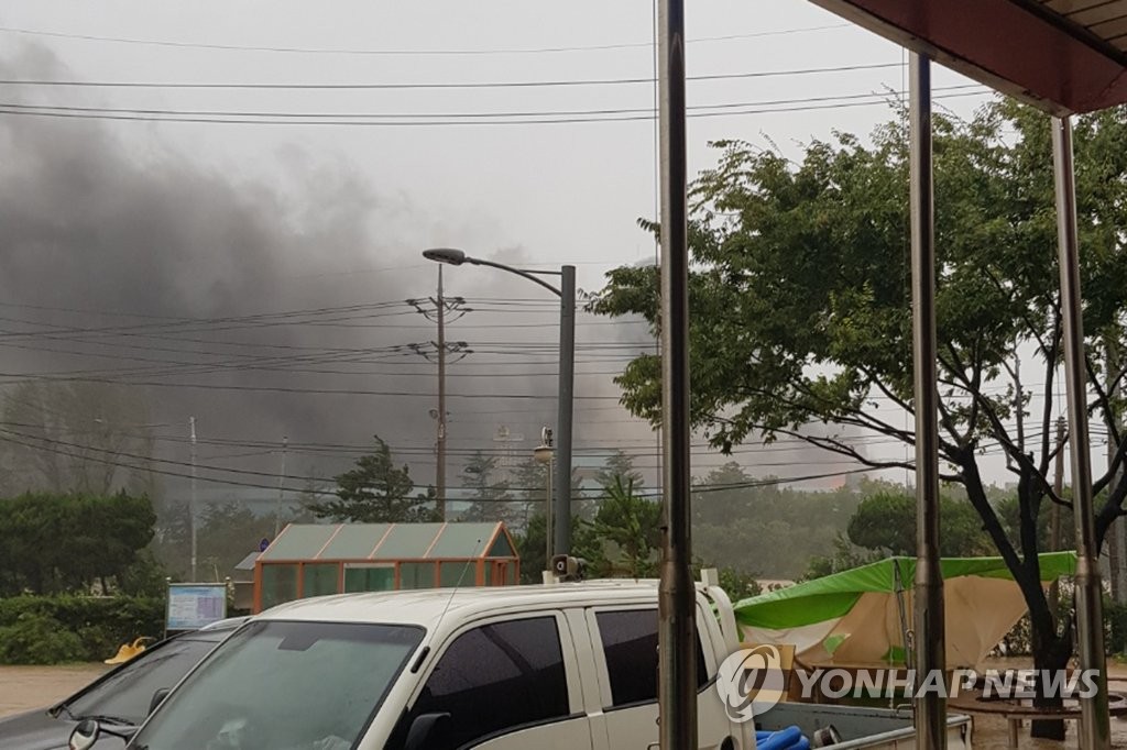 (AMPLIACIÓN) Estalla un incendio en las plantas de POSCO en Pohang