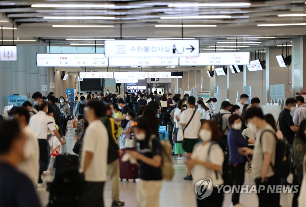 La terminal de vuelos nacionales del Aeropuerto Internacional de Gimpo, en Seúl, está llena de gente, el 8 de septiembre de 2022, en víspera de las festividades de la cosecha de otoño del Chuseok, que este año se celebran del 9 al 12 de septiembre.