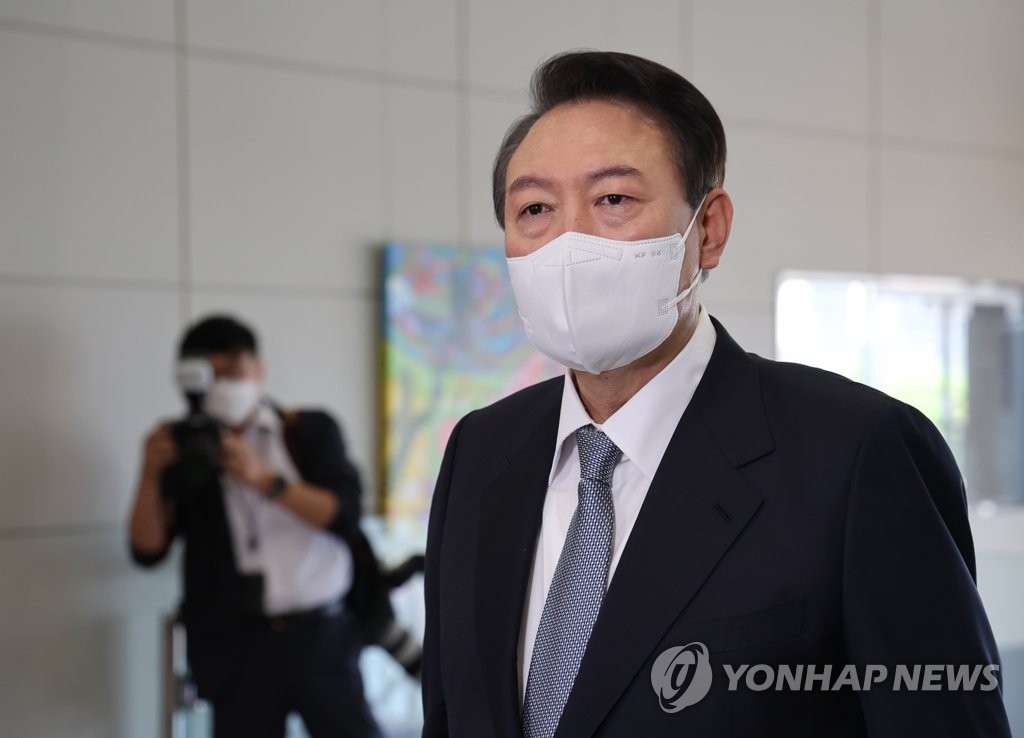 Le président Yoon Suk-yeol répond à des questions de journalistes à son arrivée au bureau présidentiel le jeudi 8 septembre 2022.