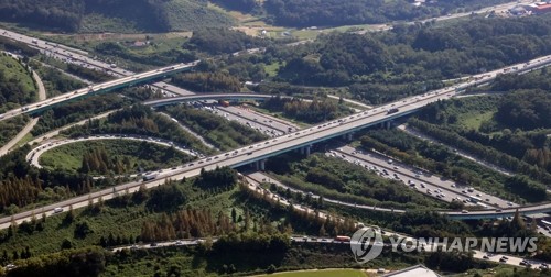 추석연휴 첫날 오후 귀성길 곳곳 정체…서울→부산 5시간 30분