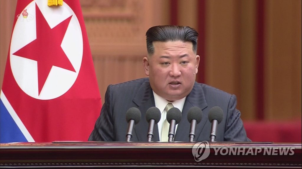 En la imagen, capturada, el 9 de septiembre de 2022, de la Estación Central de Televisión de Corea del Norte, se muestra al líder norcoreano, Kim Jong-un, pronunciando, el día previo, un discurso en la sesión del segundo día de la de la Asamblea Popular Suprema. (Uso exclusivo dentro de Corea del Sur. Prohibida su distribución parcial o total)