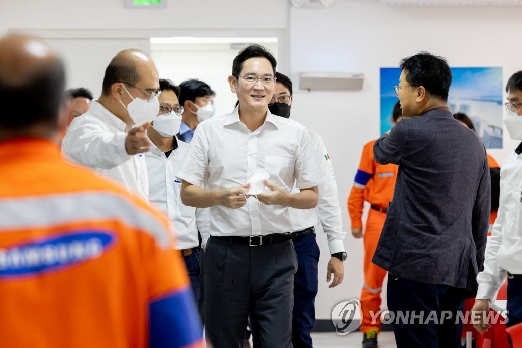 Samsung Electronics Co. Vice Chairman Lee Jae-yong (C) is greeted by employees of Samsung Engineering during his visit to a refinery facility in the southern Mexican port of Dos Bocas on Sept. 12, 2022, in this photo provided by the company. (PHOTO NOT FOR SALE) (Yonhap)