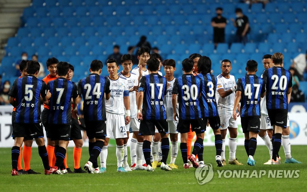 Players for Incheon United (in blue) and Ulsan Hyundai FC acknowledge each other after their scoreless draw in a K League 1 match at Incheon Football Stadium in Incheon, 30 kilometers west of Seoul, on Sept. 14, 2022. (Yonhap)