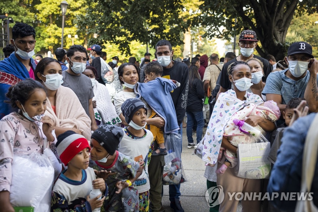 美 부통령 관저 앞에 도착한 불법 이민자들