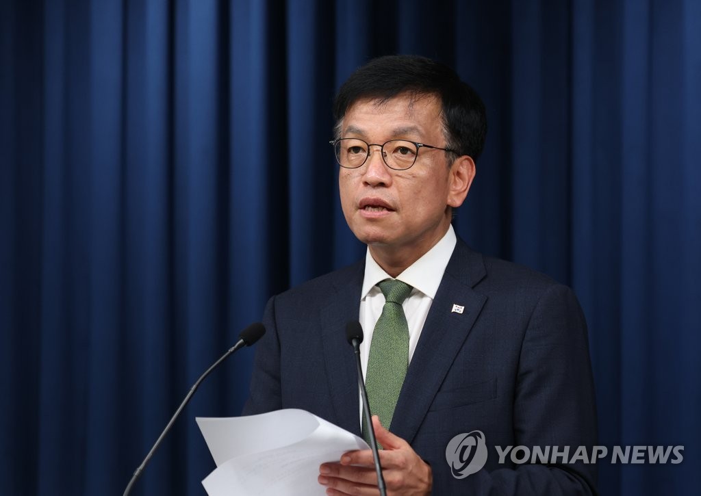 Choi Sang-mok, jefe secretario presidencial para asuntos económicos, informa a los reporteros, el 16 de septiembre de 2022, desde la oficina presidencial, en Seúl.
