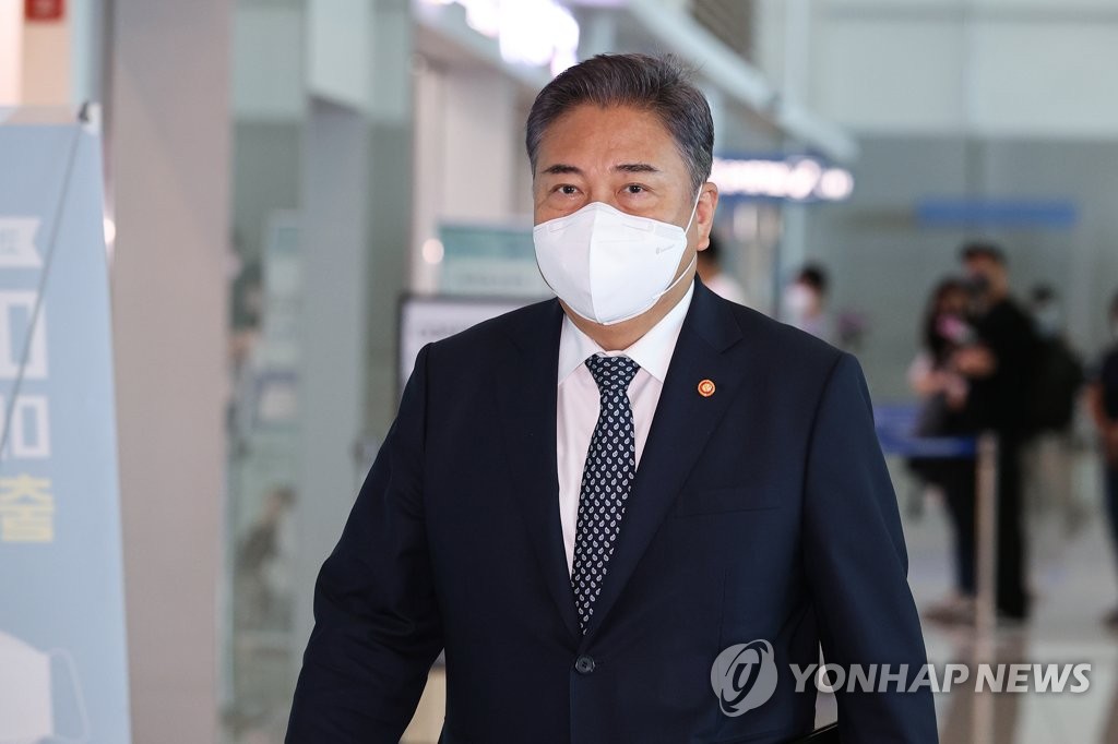 Foreign Minister Park Jin leaves for New York via Incheon International Airport on Sept. 18, 2022. (Yonhap)