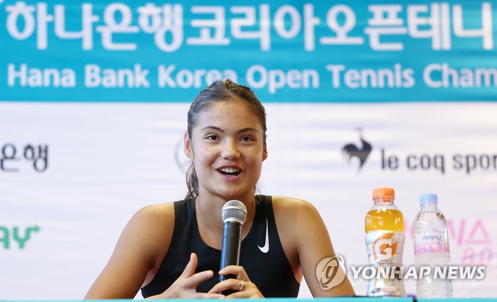 British tennis player Emma Raducanu speaks at a press conference at Olympic Park Tennis Center in Seoul on Sept. 18, 2022, on the eve of the WTA Hana Bank Korea Open. (Yonhap)