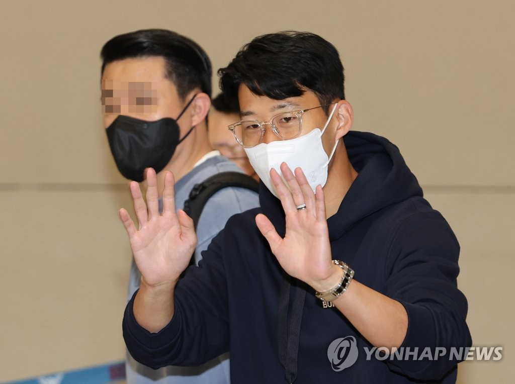Son Heung-min, captain of the South Korean men's national football team, waves to fans at Incheon International Airport, just west of Seoul, after traveling from London on Sept. 19, 2022. (Yonhap)