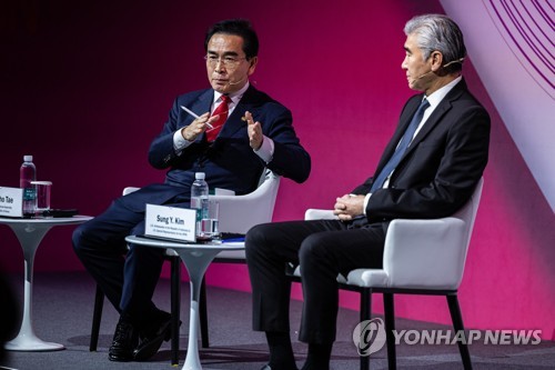 지난 9월21일 한 토론회에서 성 김 미 국무부 특별대표와 대화하고 있는 태영호