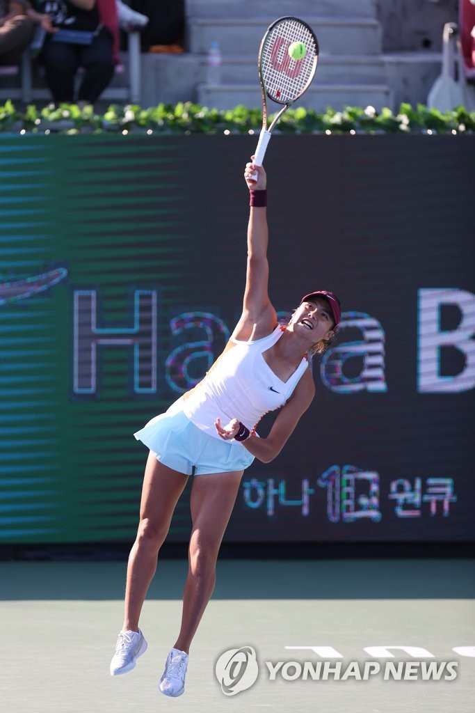 Emma Raducanu of Britain serves the ball to Moyuka Uchijima of Japan during their women's singles round of 32 match at the WTA Hana Bank Korea Open at Olympic Park Tennis Center in Seoul on Sept. 21, 2022. (Yonhap)