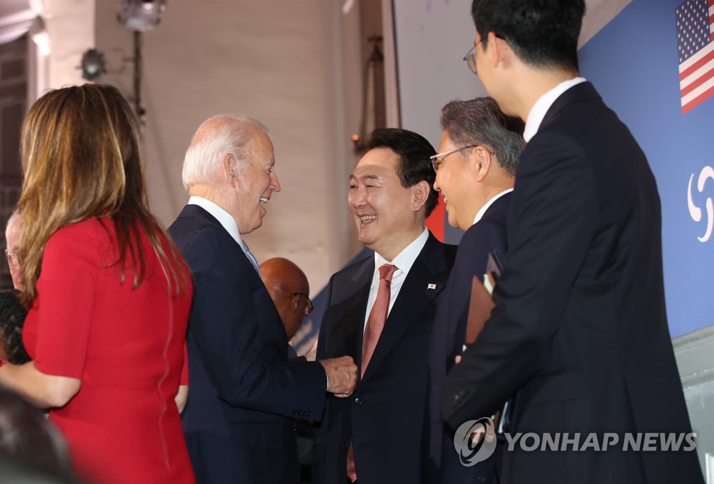 Le président Yoon Suk-yeol converse avec le président américain Joe Biden après la septième conférence de reconstitution des ressources du Fonds mondial de lutte contre le sida, la tuberculose et le paludisme à New York, le mercredi 21 septembre 2022 (heure locale). 