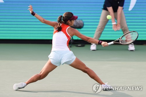 Emma Raducanu of Britain returns a shot to Yanina Wickmayer of Belgium during their women's singles round of 16 match at the WTA Hana Bank Korea Open at Olympic Park Tennis Center in Seoul on Sept. 22, 2022. (Yonhap)
