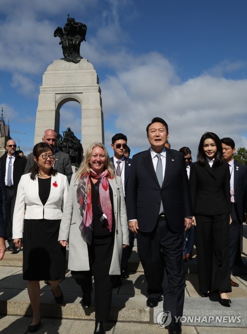 الرئيس يون يزور النصب التذكاري للحرب في أوتاوا