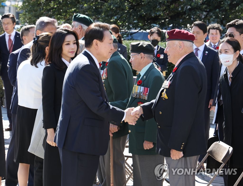 Yoon saluda a unos veteranos canadienses