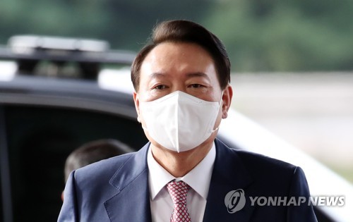 El presidente, Yoon Suk-yeol, llega, el 26 de septiembre de 2022, a la oficina presidencial, en Seúl.