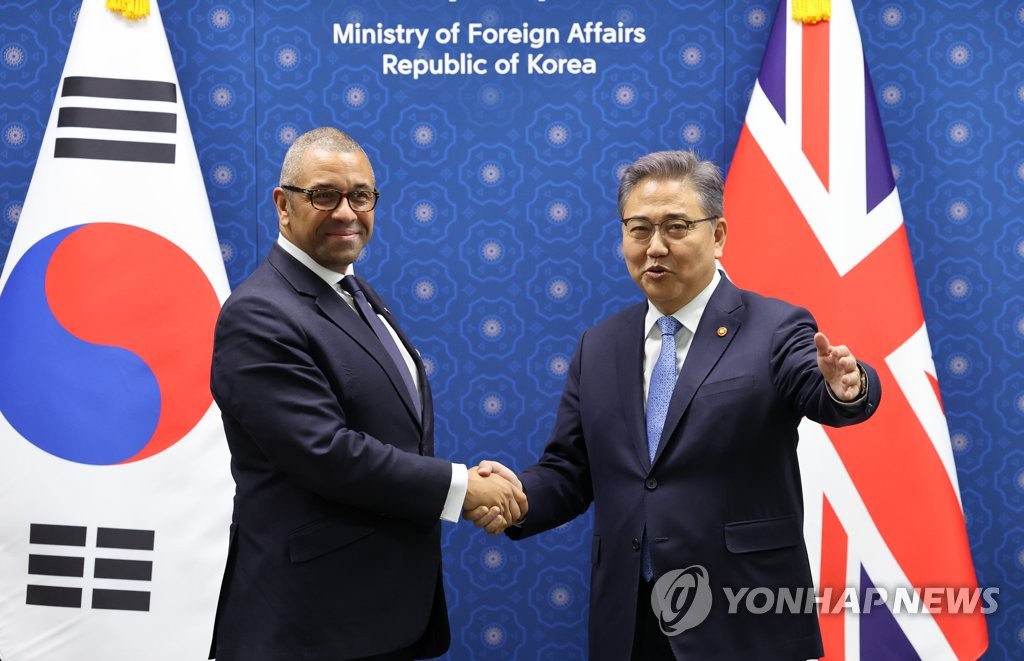 El ministro de Asuntos Exteriores surcoreano, Park Jin (dcha.), estrecha la mano de su homólogo británico, James Spencer Cleverly, el 28 de septiembre de 2022, antes de sus diálogos en la Cancillería, en Seúl.