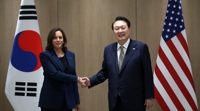 (LEAD) Yoon meets with U.S. Vice President Harris amid N. Korea threat, IRA concerns