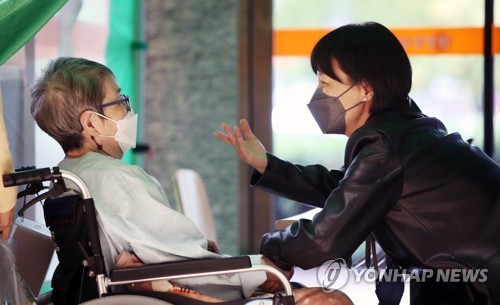 '그리웠던 엄마 손'…요양병원 면회 재개에 전국서 웃음꽃 활짝