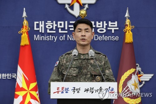 北朝鮮のＩＲＢＭ発射を受け、会見を行う韓国軍合同参謀本部のキム・ジュンラク広報室長（国会写真記者団）＝４日、ソウル（聯合ニュース）
