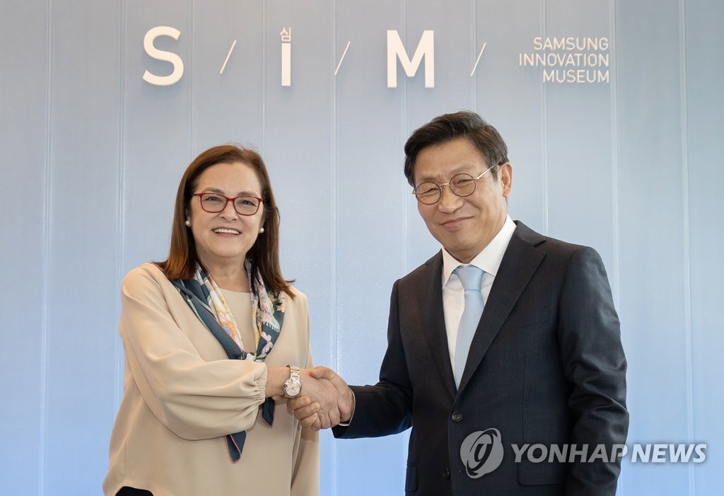 Reunión entre Samsung Electronics y la canciller de El Salvador