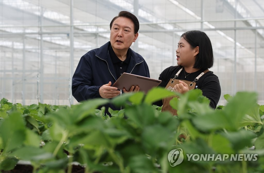 Yoon promete apoyar la agricultura inteligente y a los agricultores jóvenes