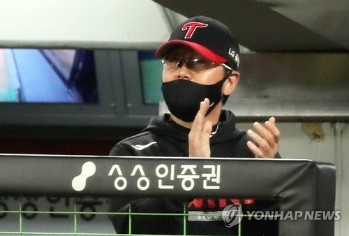 Kim Hyun-soo propels LG Twins