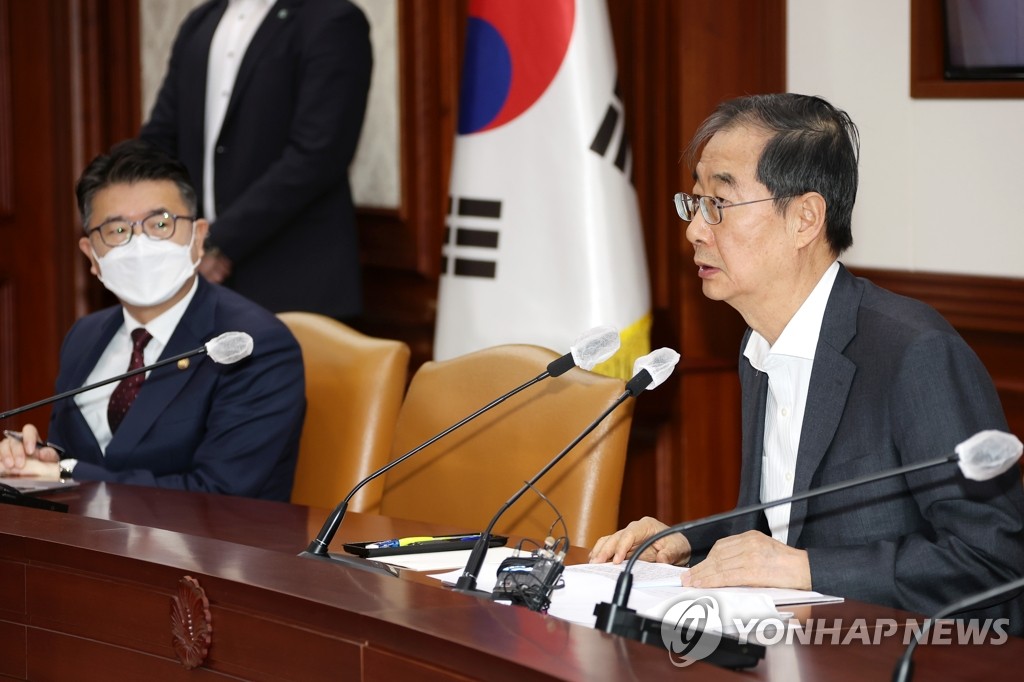 El primer ministro, Han Duck-soo (dcha.), habla, el 6 de octubre de 2022, en una reunión sobre asuntos de Estado.