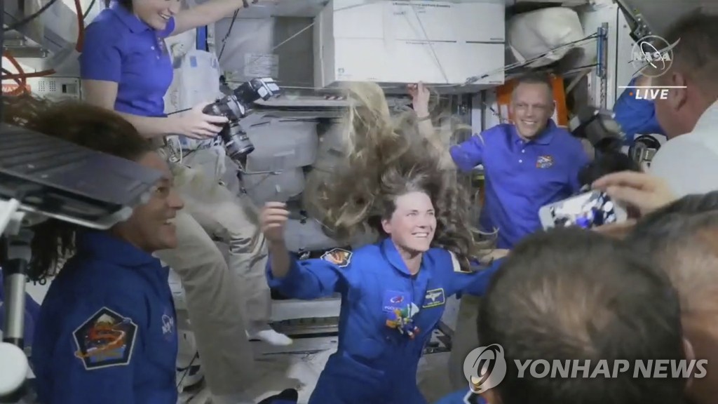 국제우주정거장 들어서는 러시아 우주비행사 안나 키키나