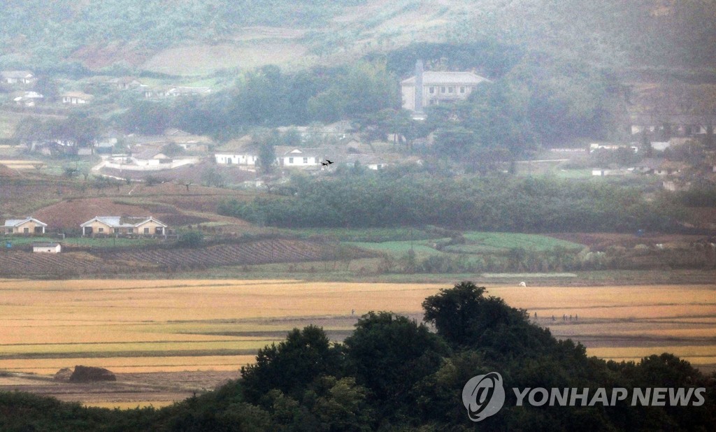 북한 노동당 77주년 창건일을 하루 앞둔 9일 북한 황해북도 개풍군 일대