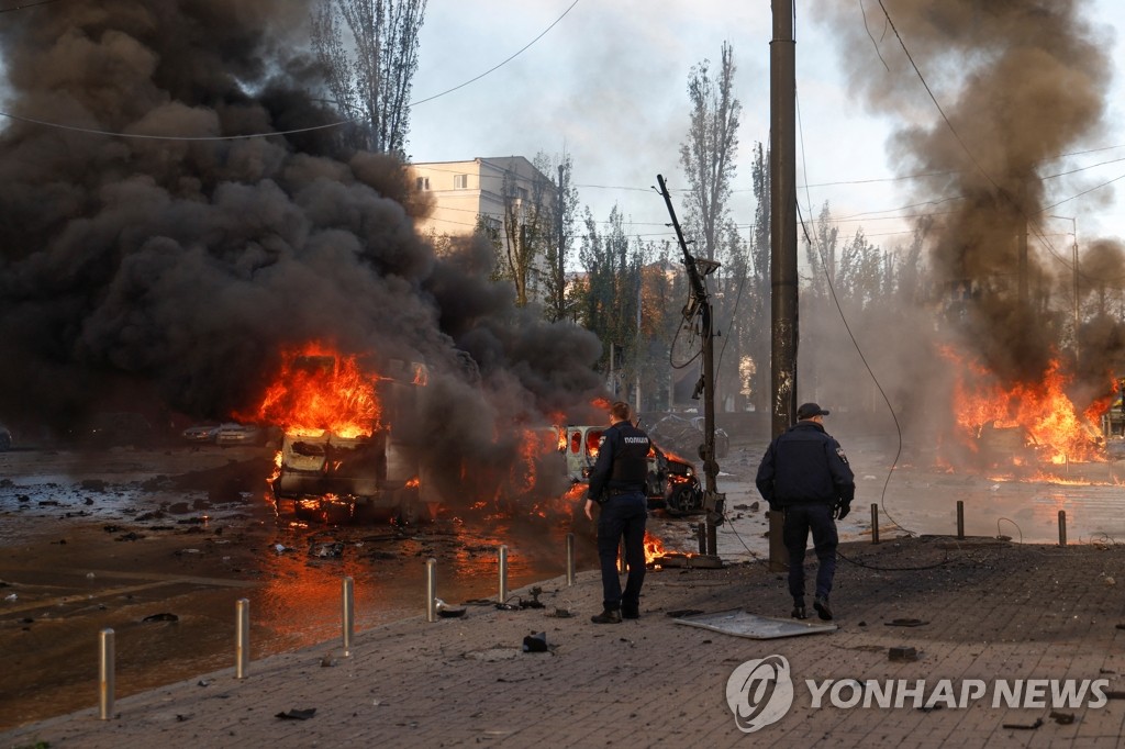 러군 미사일 공격으로 불타는 키이우 차량