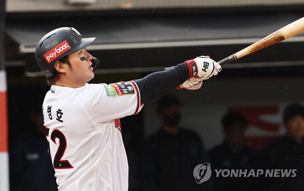 Park Byung-ho of the KT Wiz watches his two-run home run against the NC Dinos during the bottom of the eighth inning of a Korea Baseball Organization regular season game at KT Wiz Park in Suwon, 35 kilometers south of Seoul, on Oct. 10, 2022. (Yonhap)