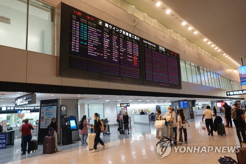 La foto, tomada el 11 de octubre de 2022, muestra a pasajeros salientes en el Aeropuerto Internacional de Narita, en Japón, cuando el país levantó, el mismo día, el límite sobre el número de pasajeros entrantes y reanudó los viajes sin visado para los visitantes de países específicos, incluida Corea del Sur.