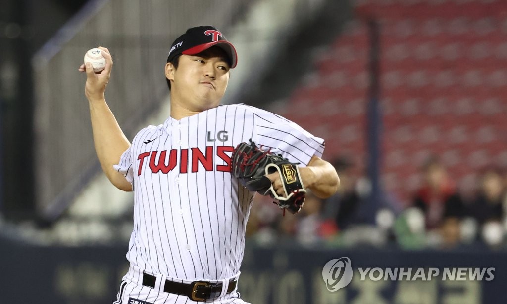 Go Woo-suk of the LG Twins pitches against the KT Wiz during the top of the ninth inning of a Korea Baseball Organization regular season game at Jamsil Baseball Stadium in Seoul on Oct. 11, 2022. (Yonhap)
