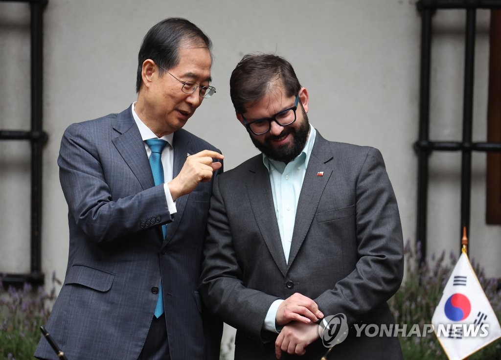 칠레 보리치 대통령과 대화하는 한덕수 총리